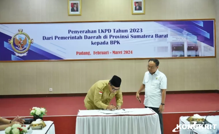 Bupati Padang Pariaman Serahkan LKPD Tahun 2023, Suhatri Bur Targetkan Raih WTP Ke-11