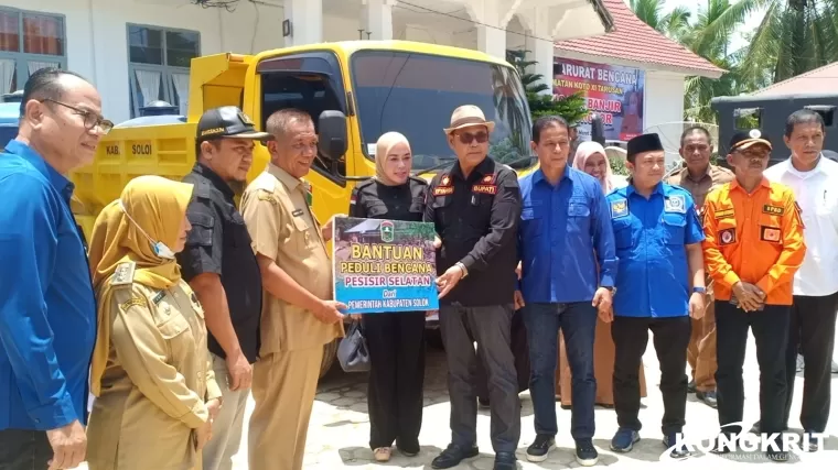 Bupati Solok Kunjungi Pesisir Selatan, Serahkan Bantuan Alat Berat dan 100 Kompor Gas kepada Masyarakat Terdampak Bencana