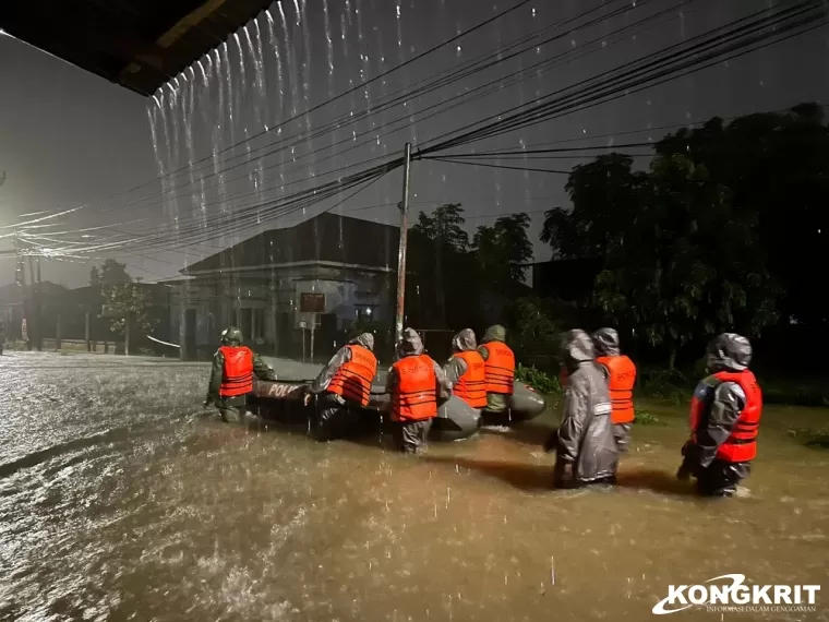Dedikasi Tinggi, Tim SAR Brimob Polda Sumbar Terjun Langsung Bantu Korban Banjir Padang. (Foto : Dok. Istimewa)