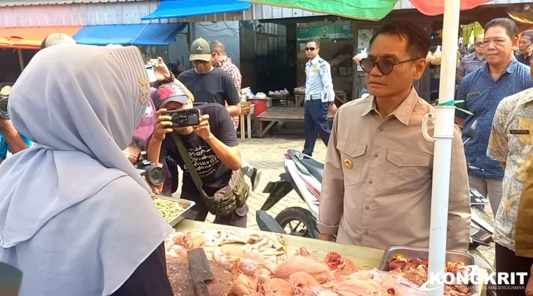 Pj Bupati Tulungagung saat berdialog dengan salah satu pedagang di pasar Ngemplak