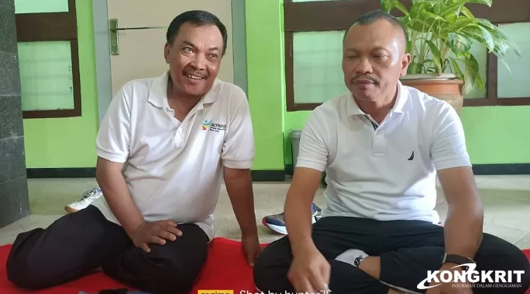 Kadispertan Tulungagung Suyanto (kanan) bersama Kabid Penyediaan dan Pengembangan sarana saat dikonfirmasi awak media di kantornya.