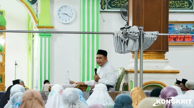 Kunjungan Perdana Tim Safari Ramadhan Kabupaten Solok di Masjid Raya Singkarak, Bupati Serahkan Bantuan