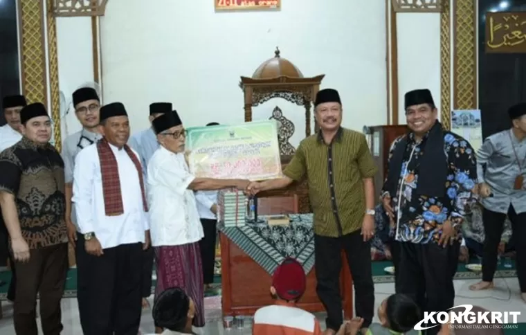 Kunjungan TSR Kajati Sumbar di Masjid Hasanatain Sintuk, Berikan Sejumlah Bantuan kepada Korban Banjir di Padang Pariaman
