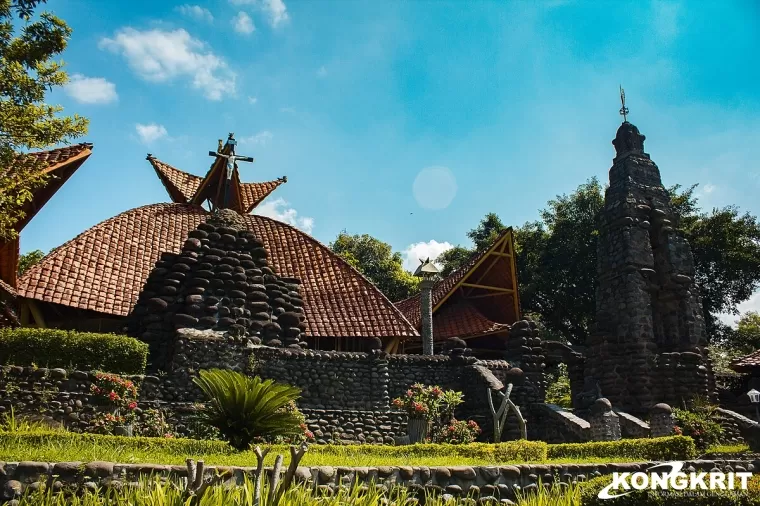 Menjelajahi Keindahan dan Ketenangan di Wisata Religi Gereja Puhsarang. (Foto : Dok. Istimewa)