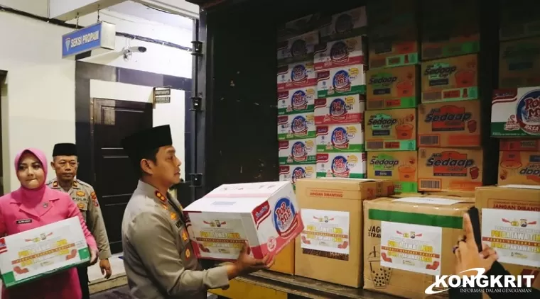 Kapolres Tulungagung saat membawa paket bantuan sosial yang akan diberangkatkan ke Jawa Tengah