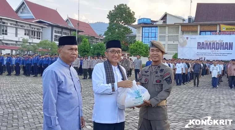 Pemko Padang Serahkan Paket Sembako kepada 7.223 Tenaga Non ASN