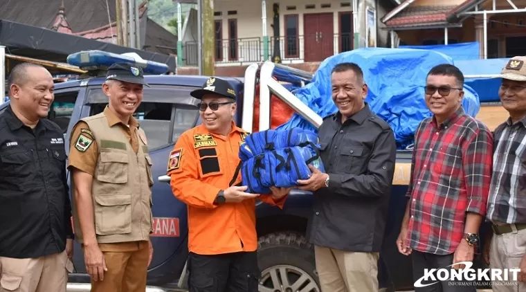 Pj Wali Kota Payakumbuh, Jasman menyerahkan bantuan untuk korban banjir di Kabupaten Pesisir Selatan yang diterima langsung oleh Bupati Pesisir Selatan, Rusma Yul Anwar