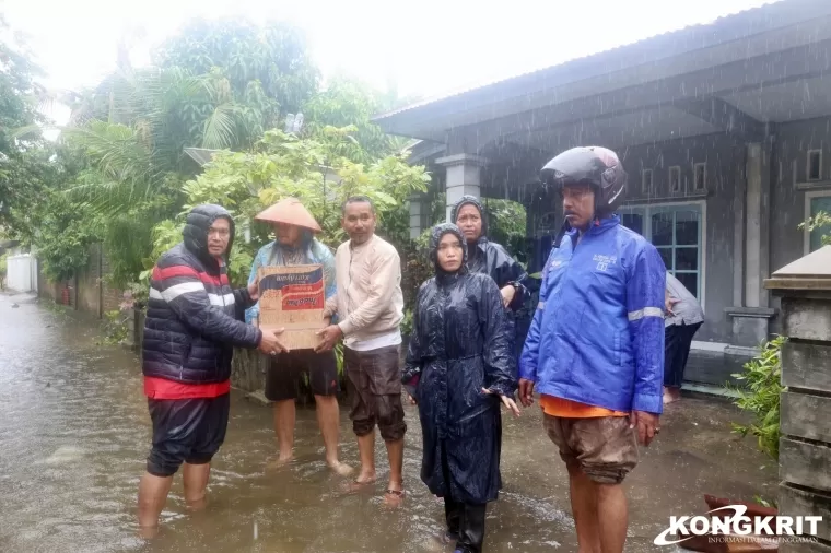 Sekdako Yota Balad Tinjau Sejumlah Lokasi Terendam Banjir Sekaligus Serahkan Bantuan Korban Banjir di Kota Pariaman