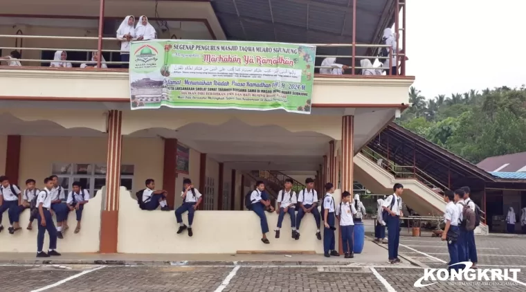 Siswa SMPN 7 Sinjunjung Mengikuti Kegiatan Ramadan dengan Antusias di Masjid Taqwa Muaro