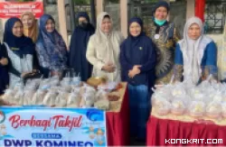 Aksi Sosial Ramadan, DWP Diskominfo Kota Solok Bagi-bagi Takjil Gratis untuk Masyarakat