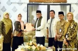 BPK Sumbar Serahkan Hasil Pemeriksaan LKPD 2023, Wali Kota Padang Segera Lakukan Evaluasi