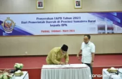Bupati Padang Pariaman Serahkan LKPD Tahun 2023, Suhatri Bur Targetkan Raih WTP Ke-11
