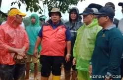 Bupati Suhatri Bur Lakukan Peninjauan Lokasi Terdampak Banjir dan Tanah Longsor di Kabupaten Padang Pariaman