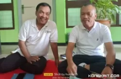 Kadispertan Tulungagung Suyanto (kanan) bersama Kabid Penyediaan dan Pengembangan sarana saat dikonfirmasi awak media di kantornya.