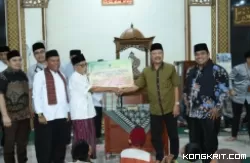 Kunjungan TSR Kajati Sumbar di Masjid Hasanatain Sintuk, Berikan Sejumlah Bantuan kepada Korban Banjir di Padang Pariaman