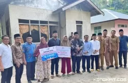 Pemkab Padang Pariaman dan Bank Nagari berikan Dana CSR kepada Warga di Sungai Sarik