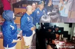 Petugas Satpol PP saat merazia salah satu warung karaoke di wilayah kecamatan Ngunut. (Insert: petugas kepolisian saat memeriksa sisa minuman yang diduga miras)