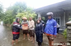 Sekdako Yota Balad Tinjau Sejumlah Lokasi Terendam Banjir Sekaligus Serahkan Bantuan Korban Banjir di Kota Pariaman