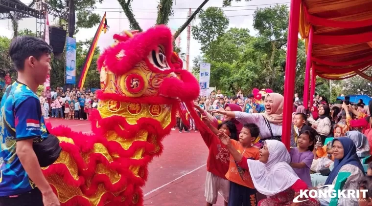 Berhasil Curi Perhatian Pengunjung, Aksi Barongsai dari HTT Meriahkan Festival Muaro Padang di Hari Kedua