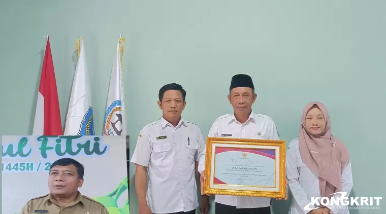 Kades Karangtalun didampingi Sekdes dan stafnya saat menunjukkan piagam penghargaan Replikasi Desa Anti Korupsi Provinsi Jatim  (Insert : Kepala Inspektorat Tulungagung saat dikonfirmasi wartawan)