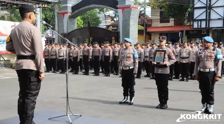 Kapolres Tulungagung saat memimpin upacara PTDH Aiptu Udi Cahyono di halaman Mapolres setempat