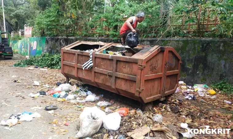 Masyarakat Diminta Disiplin dalam Membuang Sampah, Petugas Kebersihan Kota Solok Hadapi Tantangan