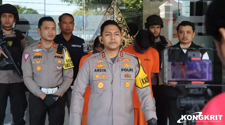 Kapolres Tulungagung didampingi Kasatlantas, Kasat Narkoba dan Kasi Humas Polres Tulungagung saat dikonfirmasi sejumlah awak media di halaman Mapolres setempat