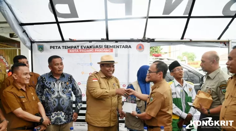 Bupati Padang Pariaman Serahkan Bantuan kepada Plh Wako Padang Panjang, Winarno pada Selasa, 28 Mei 2024.