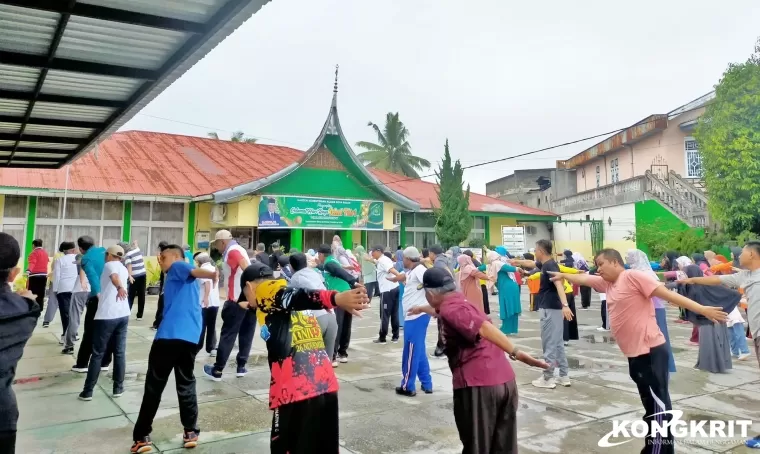 Dinkes Pimpin Kegiatan Senam Haji untuk Jaga Kebugaran Calon Jemaah Haji Kota Solok