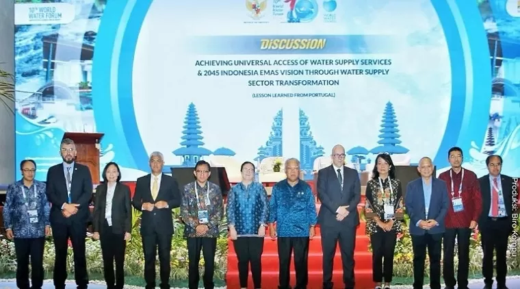 Menteri PUPR Basuki Hadimuljono berfoto bersama usai Diskusi &quot;Lesson Learned Pelayanan Air Minum dari Portugal sebagai special event World Water Forum ke-10&quot; di Bali, Kamis (23/5/2024)