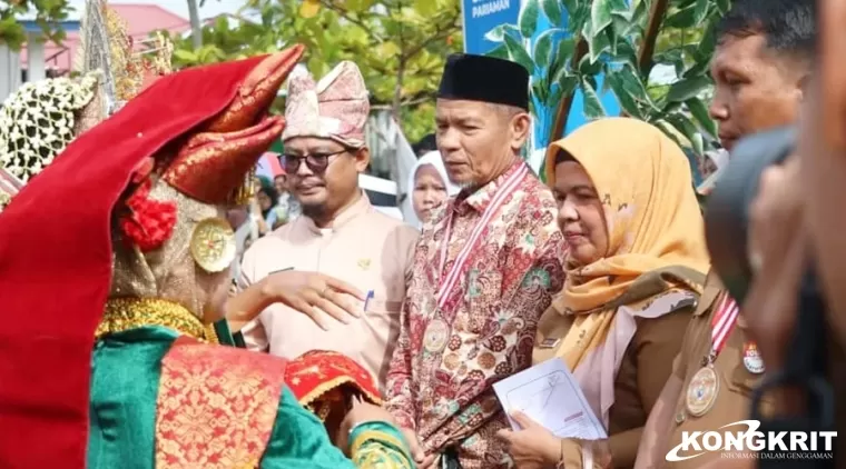Staf Ahli Wali Kota Pariaman Hadiri Wisuda TarunaTaruni SMKN 3 Pariaman, Lanjutkan Program Saga Saja