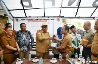 Bupati Padang Pariaman Serahkan Bantuan kepada Plh Wako Padang Panjang, Winarno pada Selasa, 28 Mei 2024.