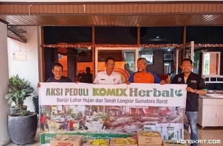 Area Manager perwakilan Komix Herbal Padang, Fargas menyerahkan produk bantuan yang diterima langsung oleh Kepala Sub Bagian Umum, Ade Imansyah di halaman Kantor BPBD Provinsi Sumatera Barat, Rabu (22/5/2024) .