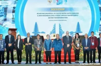 Menteri PUPR Basuki Hadimuljono berfoto bersama usai Diskusi "Lesson Learned Pelayanan Air Minum dari Portugal sebagai special event World Water Forum ke-10" di Bali, Kamis (23/5/2024)