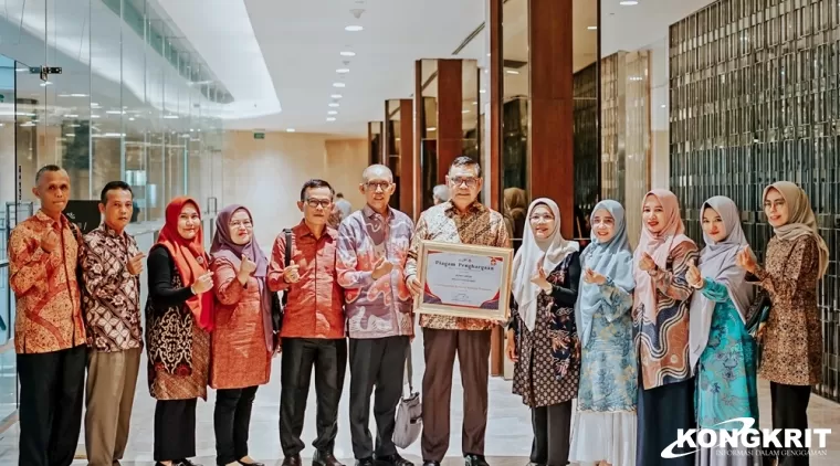 Bupati Solok Terima Penghargaan Kampung Keluarga Berkualitas, Satu-Satunya Kabupaten di Indonesia