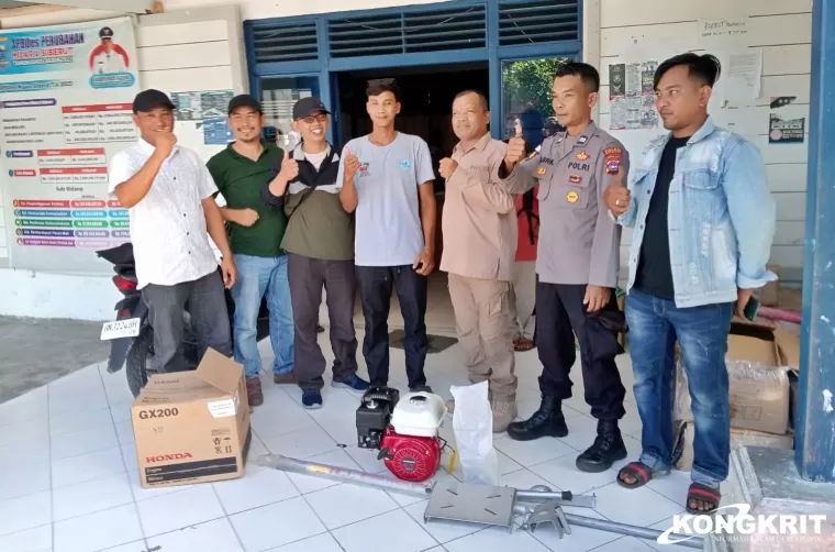 Kadis Perikanan Kepulauan Mentawai Serahkan Mesin Long Tail kepada Kelompok Nelayan di Siberut Barat Daya