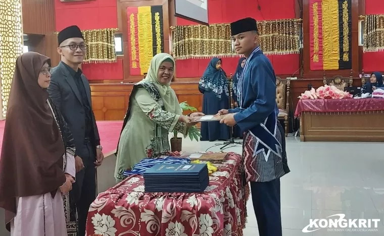 Wisuda Perdana SMP IT Attin Sumbar, Hertati Taher Tekankan Pentingnya Pendidikan Berkualitas