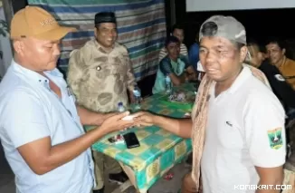Suhatri Bur Berikan Santunan kepada Anggota Porbi Padang Pariaman yang Terkena Kecelakaan Lalu Lintas