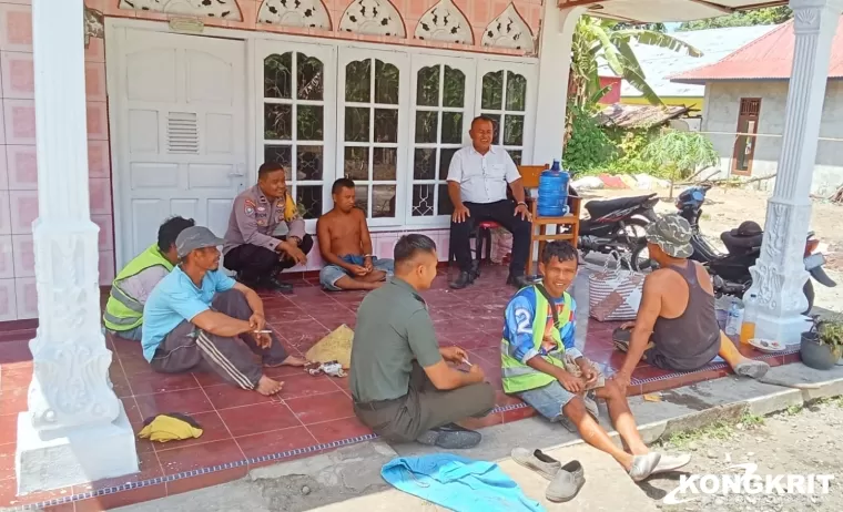 Babinsa dan Bhabinkamtibmas Tingkatkan Komsos di Desa Tandikek Selatan