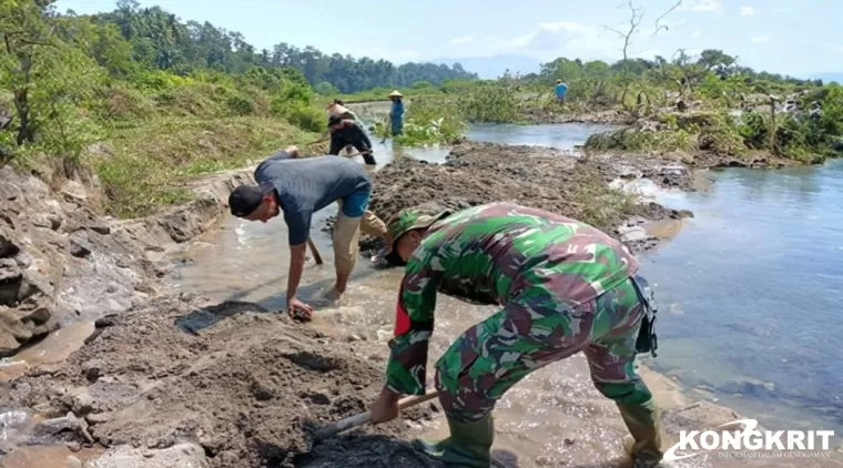 Babinsa Koramil 03Sungai Sariak dan Warga Gotong Royong Alihkan Aliran Batang Air Piaman