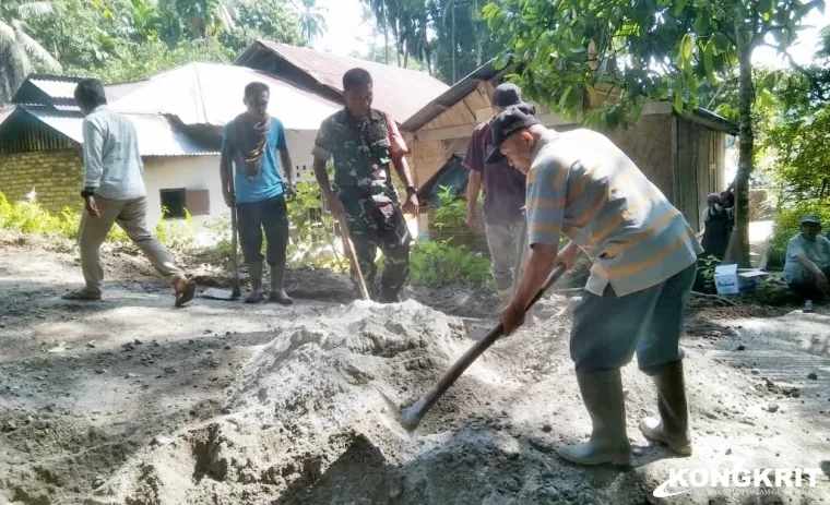 Babinsa Koramil 03/Sungai Sarik Bersama Warga Gelar Gotong Royong di Nagari Koto Dalam Barat