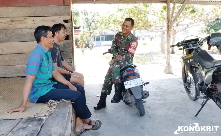 Babinsa Koramil 07Pauh Kambar Dengarkan Aspirasi Warga Taluak Nibung dalam Kegiatan Komsos