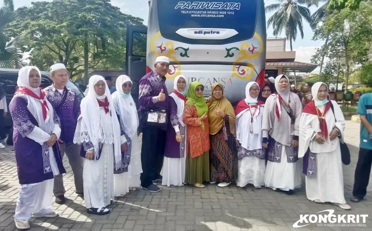 Jemaah Haji Kloter 17 Kota Solok Tiba di Masjid Agung Al Muhsinin dengan Sambutan Haru dan Bahagia