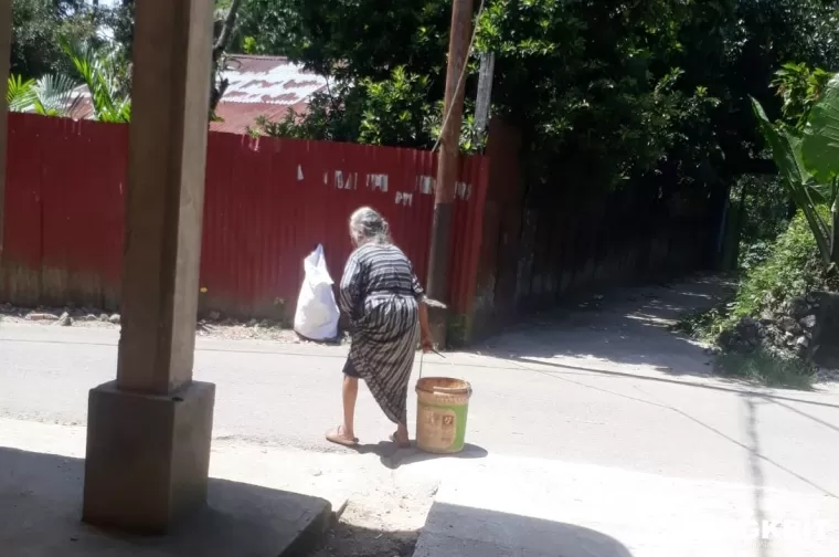 Nenek Sebatang Kara Punya Semangat Tinggi