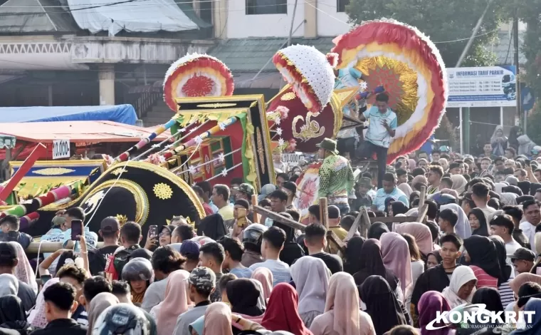 Pesona Budaya Tabuik Piaman 2024 Ribuan Pengunjung Saksikan Prosesi Tabuik Naik Pangkek