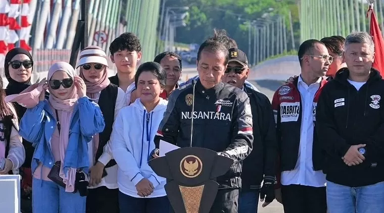 Presiden Jokowi saat meresmikan Jembatan Pulau Balang