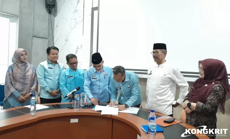 Resmi, Pemkab dan Pemko Solok Tandatangani Serah Terima Gedung dan Meubiler DPRD