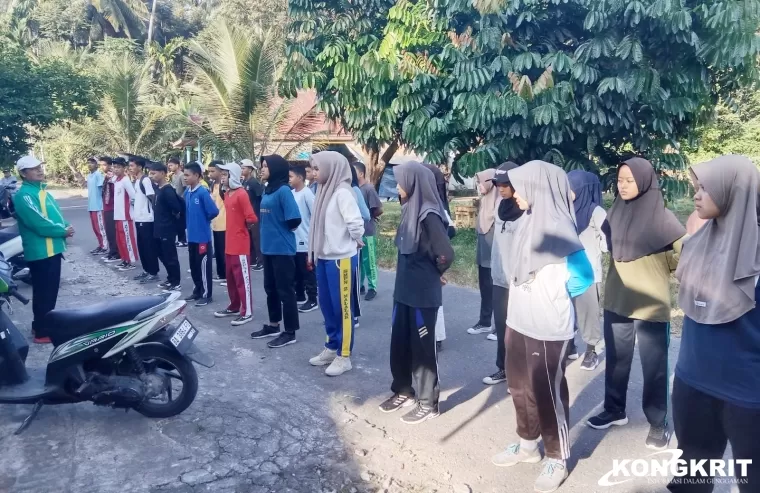 Sambut HUT RI ke-79, Babinsa Koramil 03Sungai Sariak Berikan Pelatihan Paskibraka SMAN 1 Padang Sago