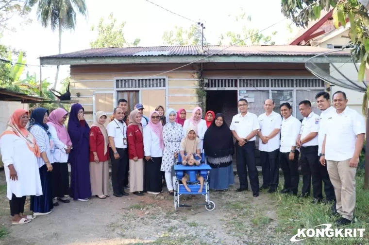 Sekda Serahkan Bantuan Kursi Roda untuk Ridwan Ikhwan Bocah Penderita Hydrocephalus di Payakumbuh