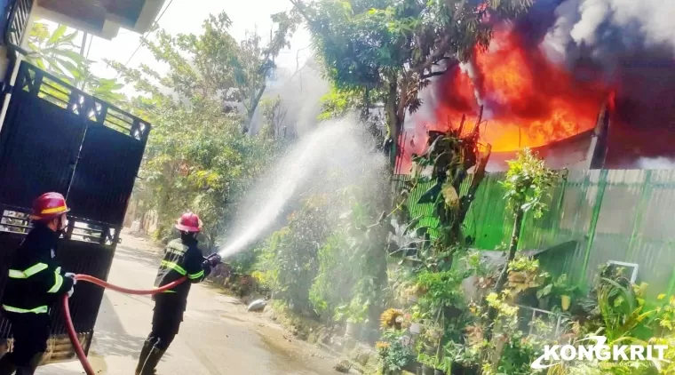 Si Jago Merah Lahap Gudang Olympic di Koto Tangah Padang, 10 Unit Mobil Damkar Diturunkan